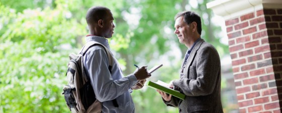 Student-talking-to-professor